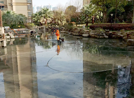 翠峦景观池淤泥清理