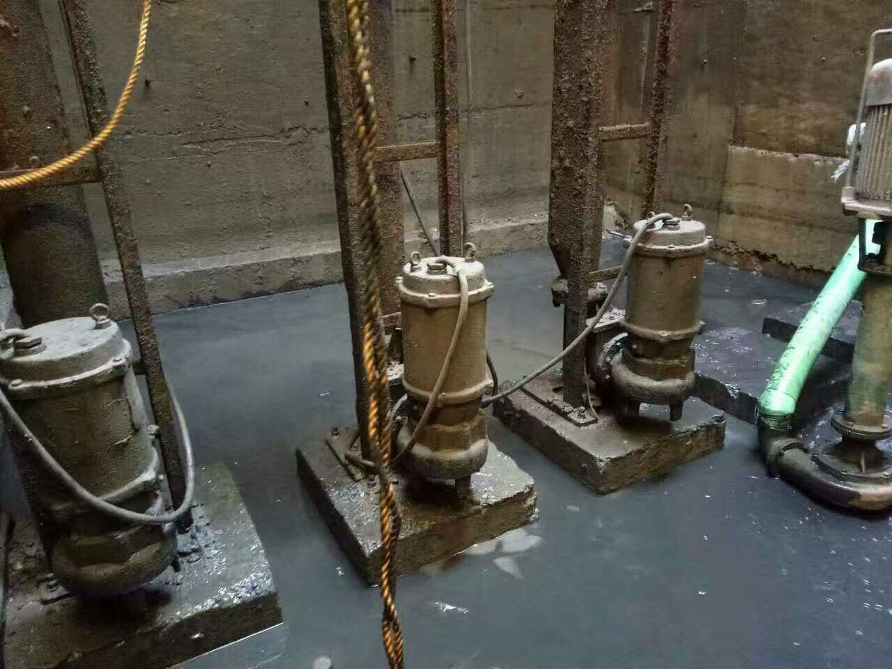 翠峦污水池清理