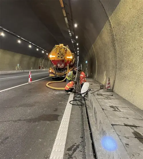 翠峦隧道排水渠清淤